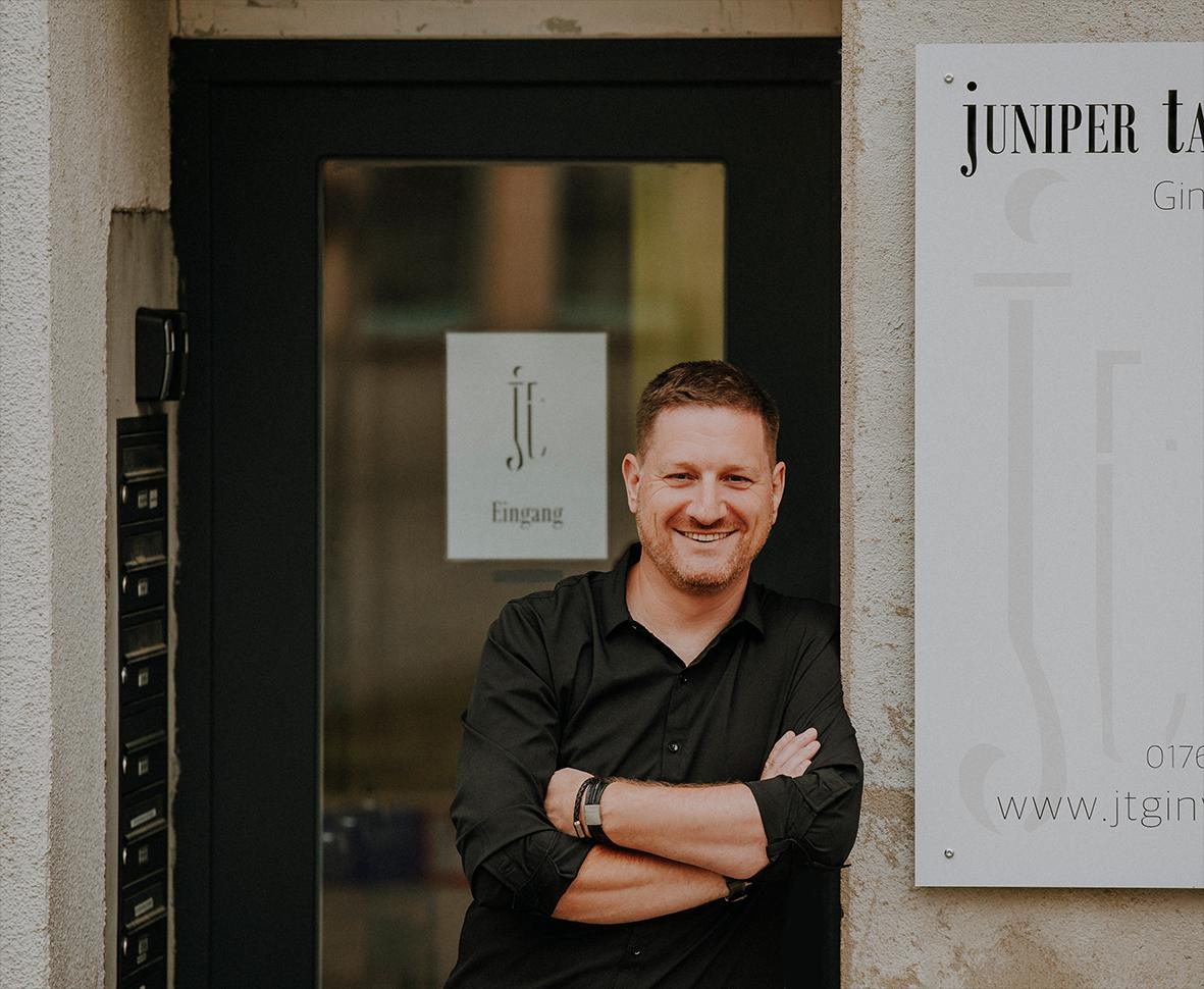 Inhaber von jUNIPER tARAXACUM vor dem Eingang der Gin-Manufaktur in Apolda